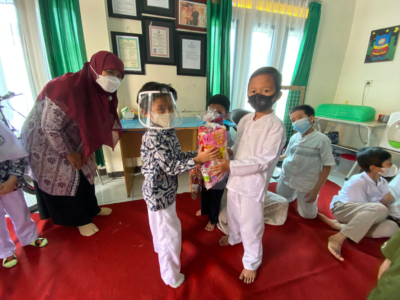 Ajak Siswa Berbagi, TK Darul Hikam Berikan Bantuan pada Yatim dan Dhuafa