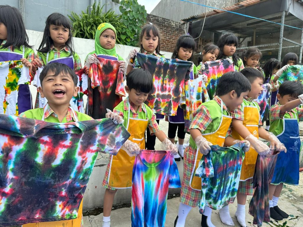 Guest Teacher (Serunya Membuat Karya Tie Dye)