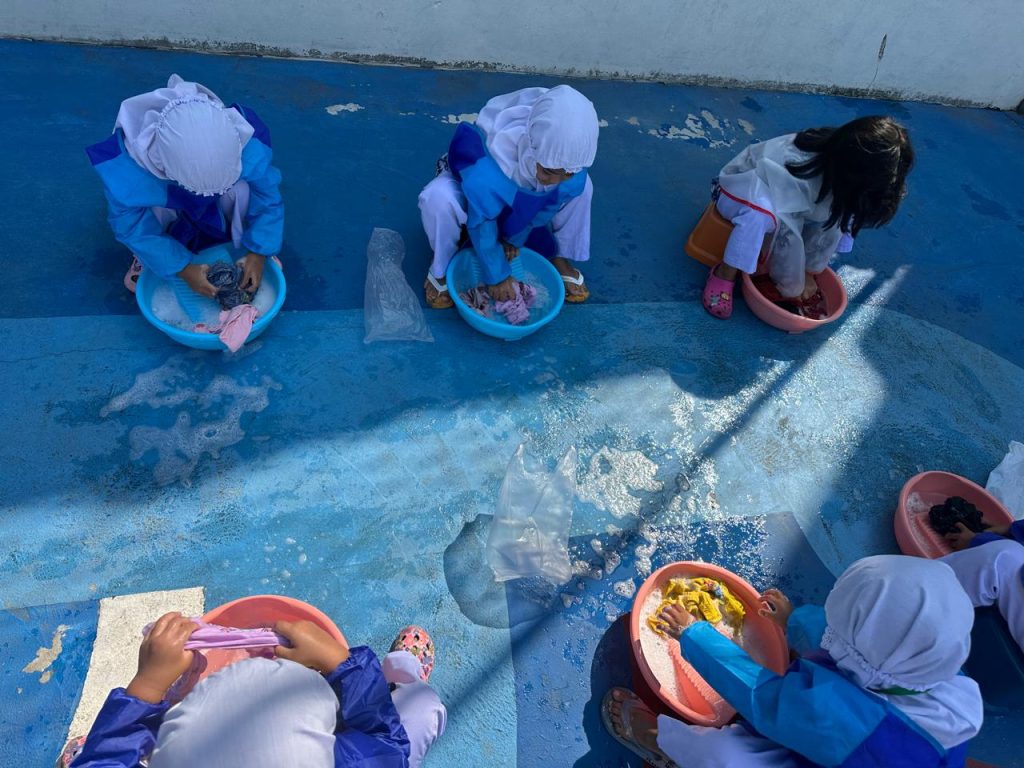 Montessori Friday Clean Up ( Mencuci Piring)