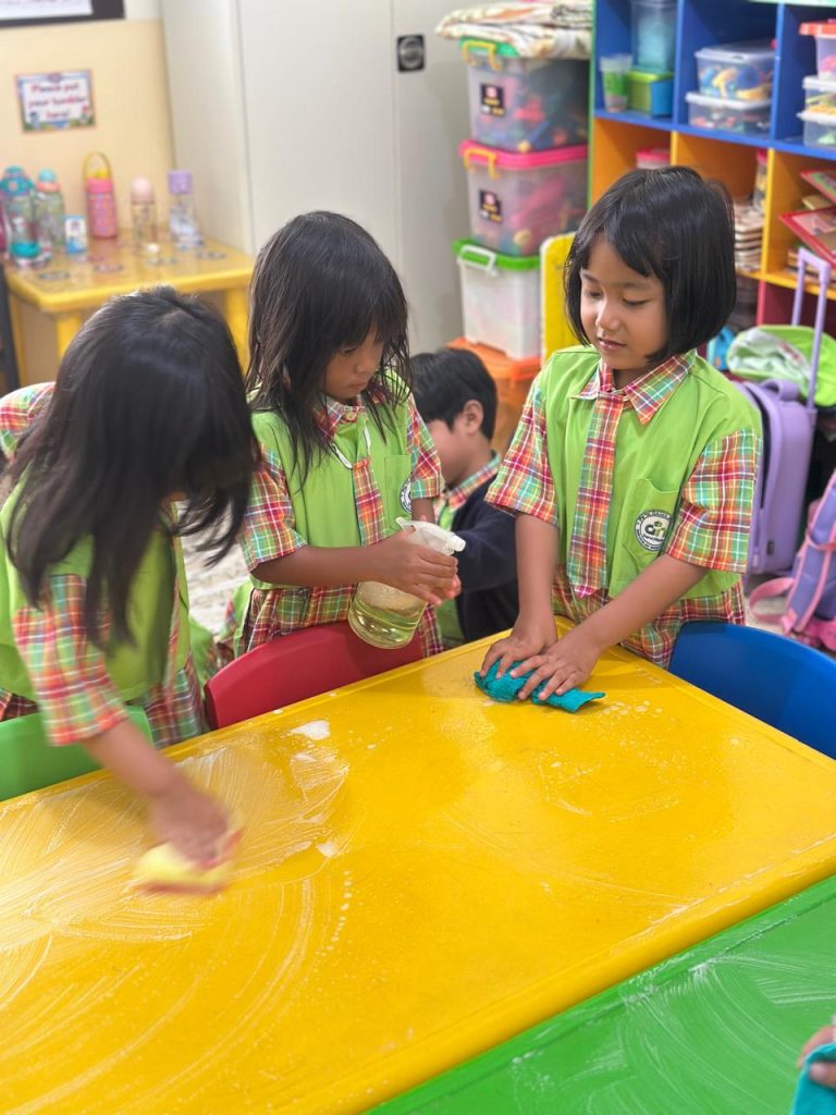 🧼✨ Montessori Activity: Mencuci Meja, Belajar Peduli Kebersihan ✨🧼
